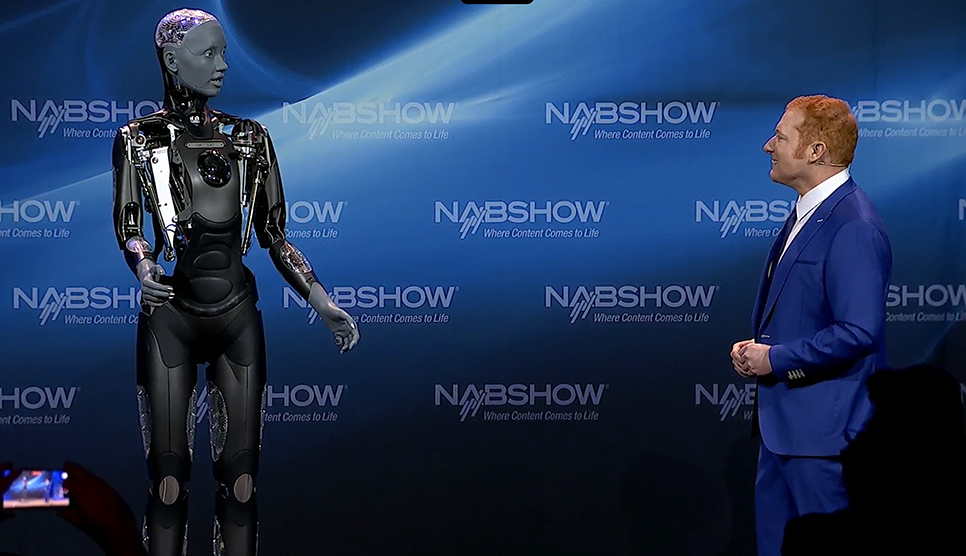 NAB 2024에서 발표하고 있는 퓨처리 CEO 안스탠디그