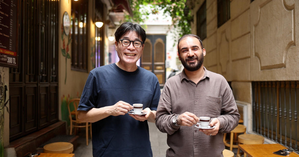 종교를 품은 잔 차 마시는 장면