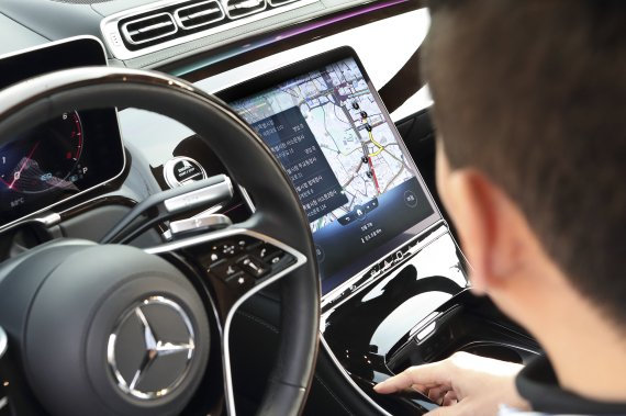 메르세데스-벤츠 S-class 차량에 설치된 AI 음성인식 서비스 모습