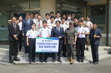 한국방송통신전파진흥원(원장 이상훈, 이하 ‘KCA’)은 ‘호국보훈의 달’을 맞아 조선대학교 학생군사교육단(이하 학군단)을 방문해 학군사관 후보생들을 위문하고 격려하는 뜻깊은 시간을 가졌다고 17일 밝혔다. KCA는 매년 ‘호국보훈의 달’을 계기로 본원이 위치한 전라남도 지역을 중심으로 위문 활동을 펼치고 있으며, 올해는 미래 대한민국 국방을 이끌 조선대학교 학군단을 찾았다. 이번 방문에서는 국가 수호에 대한 소명의식을 바탕으로 교육과 훈련에 매진하고 있는 예비 장교들에게 감사의 뜻을 전하고, 진심 어린 응원과 함께 이들의 노고를