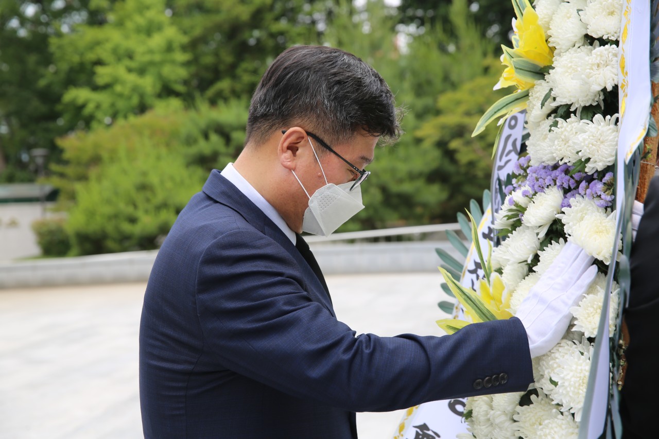 한국방송통신전파진흥원, 호국보훈의 달 맞아 현충탑 참배