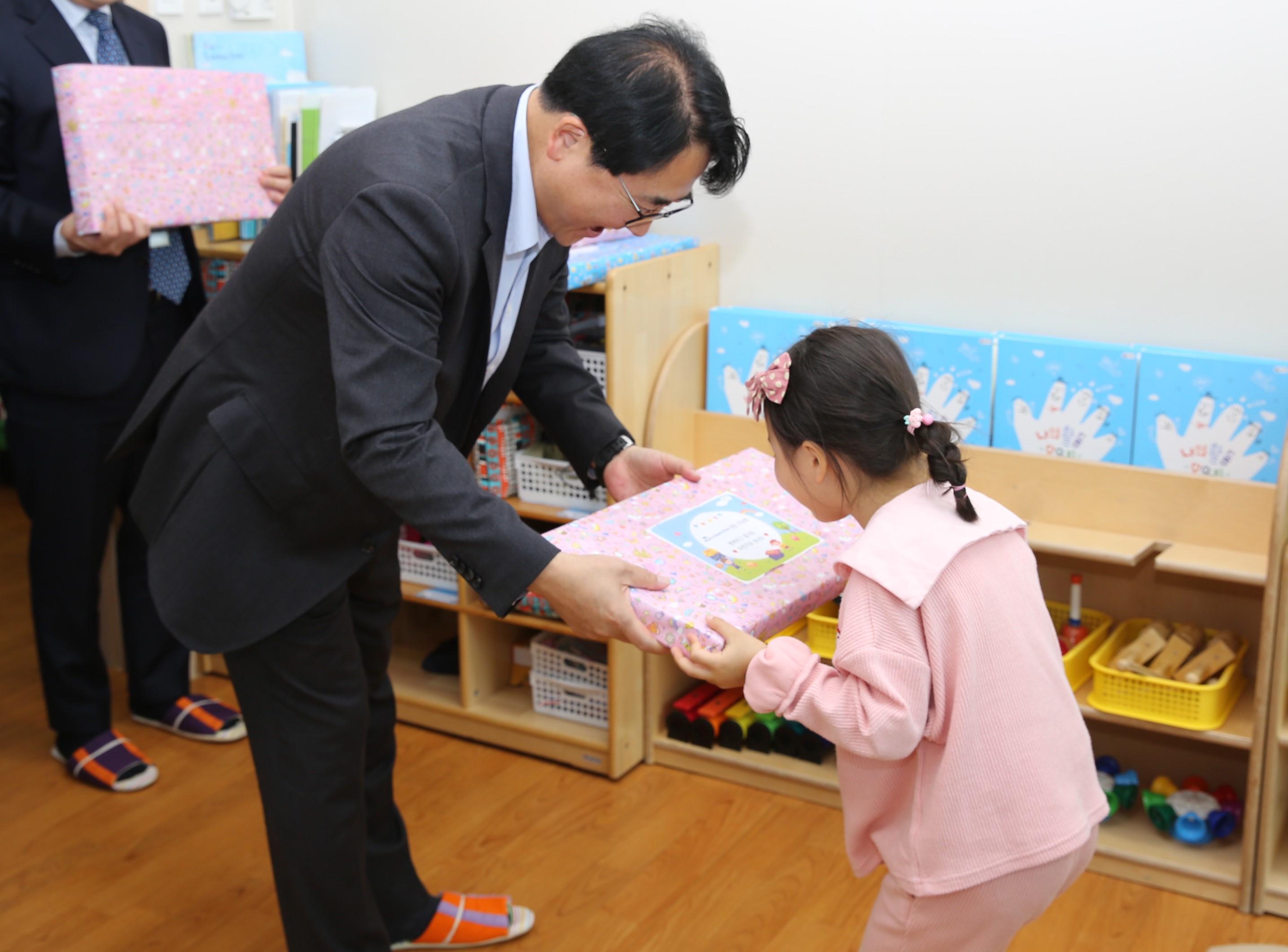 한국방송통신전파진흥원, 어린이날 맞이 기념품 전달